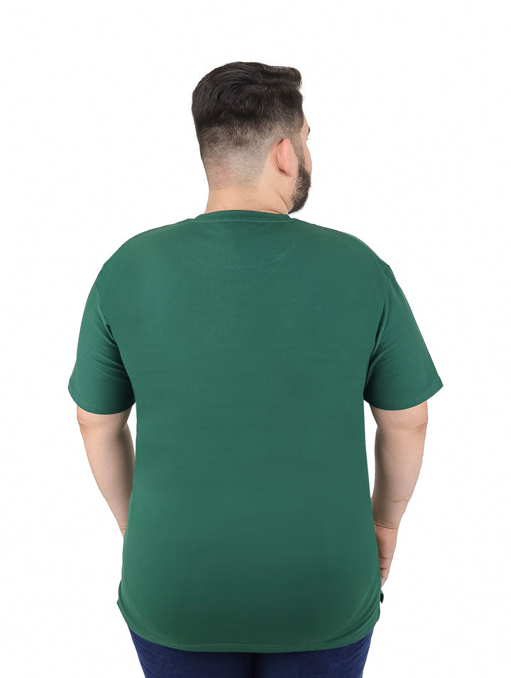 Hombre vistiendo una playera de color verde lisa de manga corta y cuello redondo.