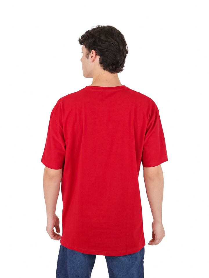Hombre vistiendo una playera roja de manga corta y cuello redondo.