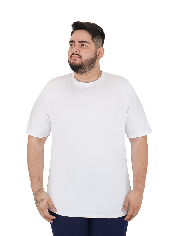 Hombre vistiendo una playera blanca lisa de cuello redondo y manga corta en talla plus size.