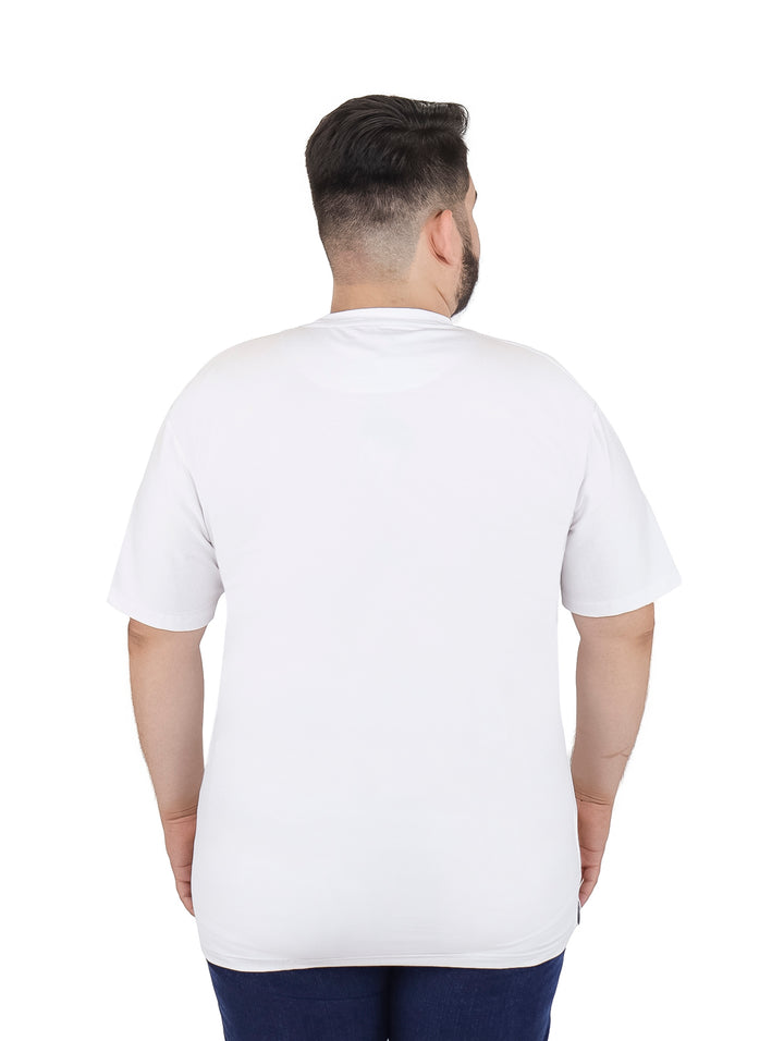 Hombre vistiendo una playera blanca lisa de cuello redondo y manga corta en talla plus size.
