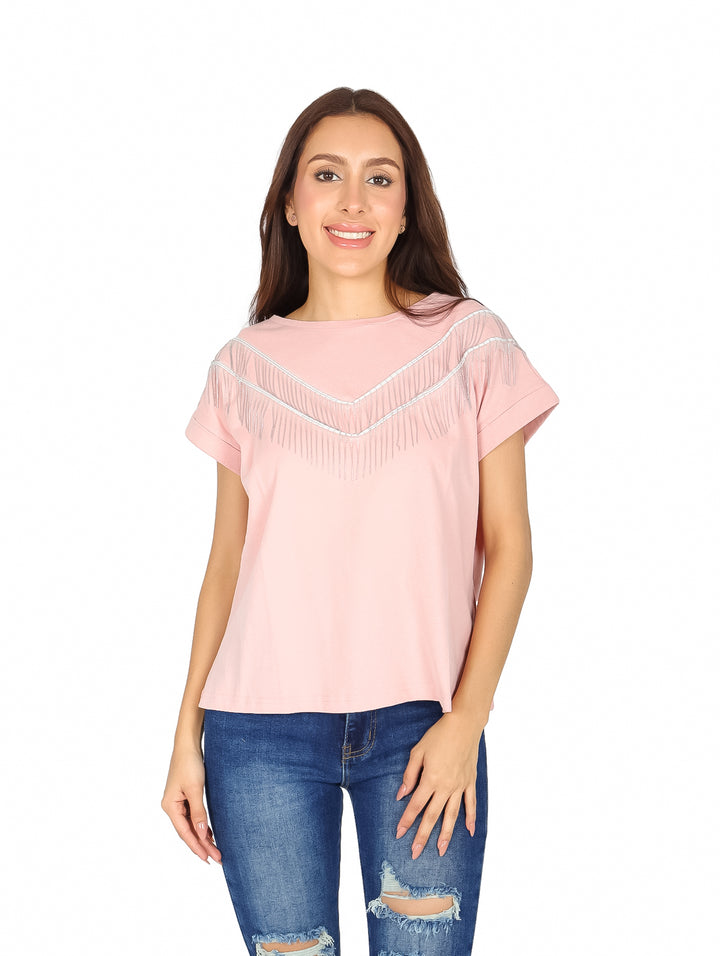 Mujer vistiendo blusa rosa de manga corta con detalles brillantes en forma de V en el pecho.