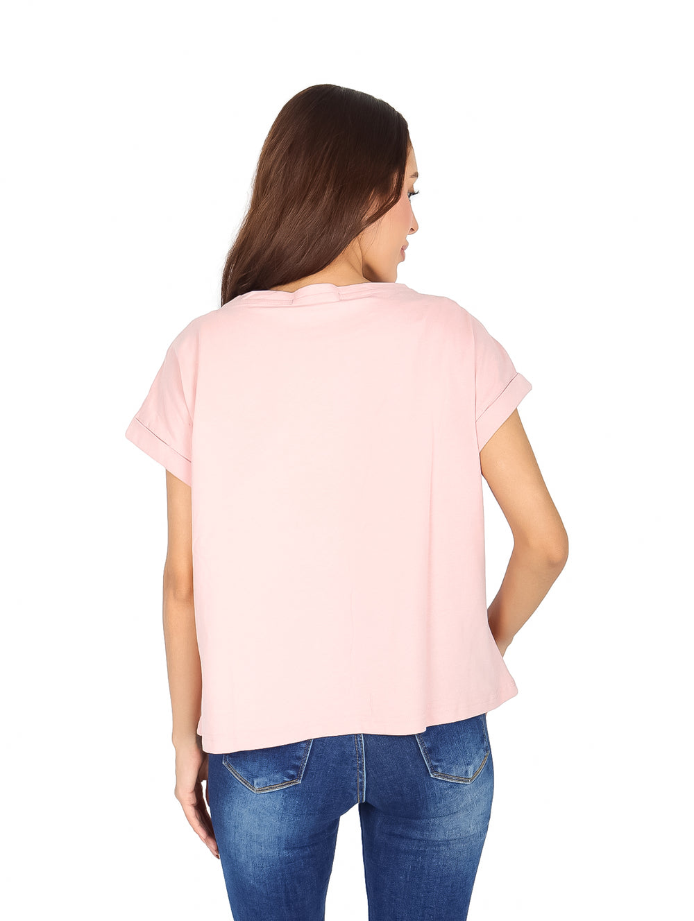 Mujer vistiendo blusa rosa de manga corta con detalles brillantes en forma de V en el pecho.