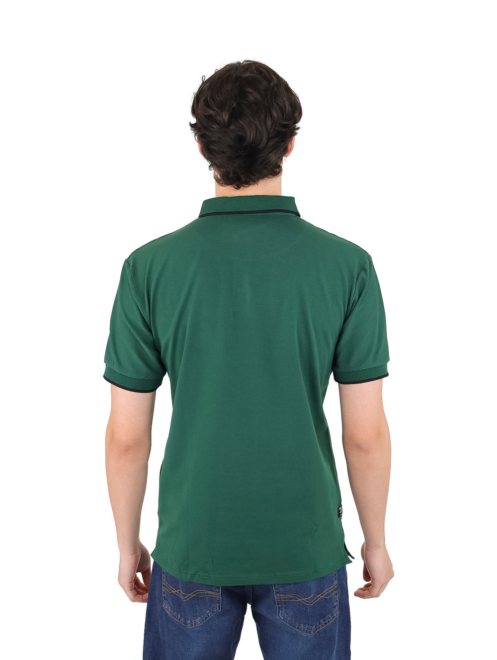 Hombre vistiendo una playera polo de color verde oscuro con detalles negros en los bordes.
