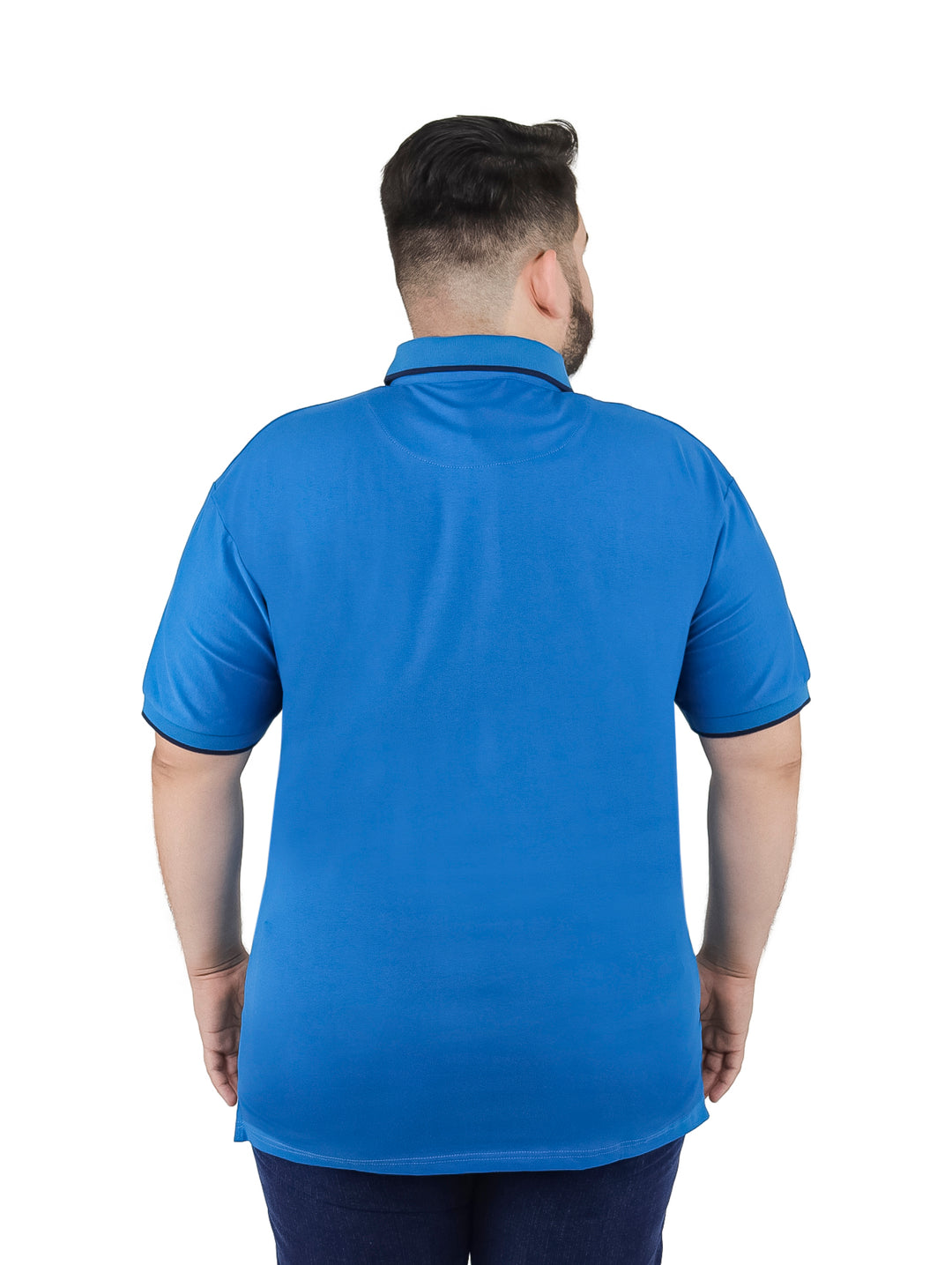 Hombre vistiendo una playera polo color azul con detalles en azul marino en el cuello y mangas.