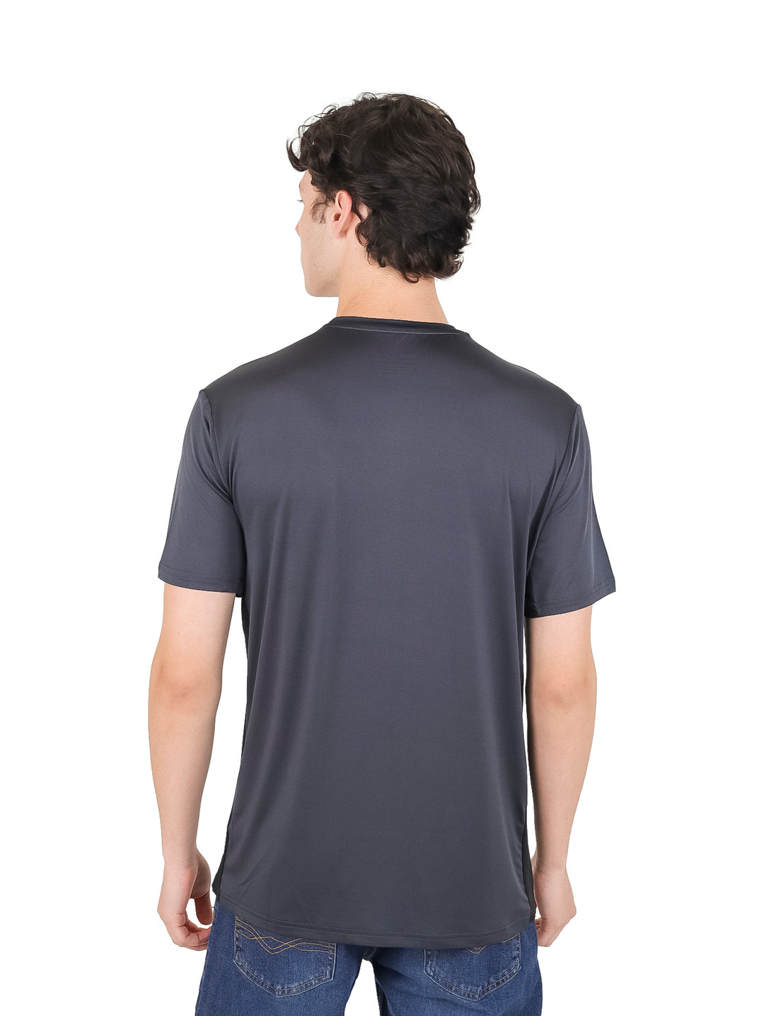 Hombre vistiendo una playera de manga corta color gris oscuro con un pequeño logotipo en el pecho.