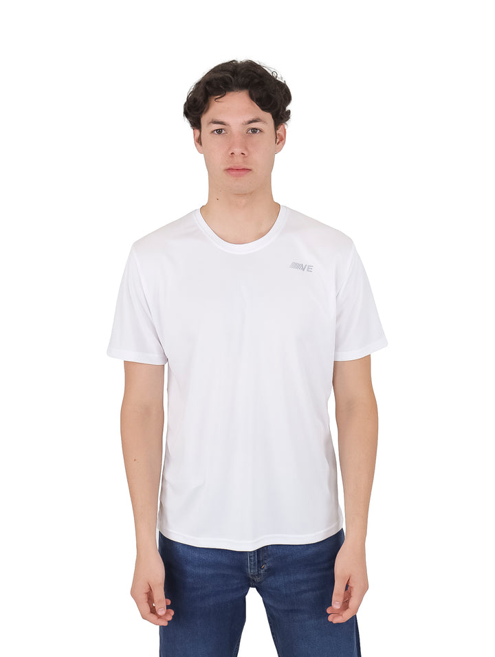 Hombre vistiendo una playera blanca de manga corta y cuello redondo de la marca Vertical Eagle.