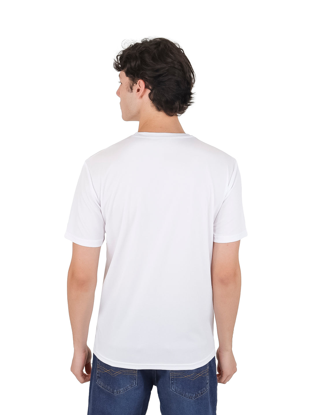 Hombre vistiendo una playera blanca de manga corta y cuello redondo de la marca Vertical Eagle.