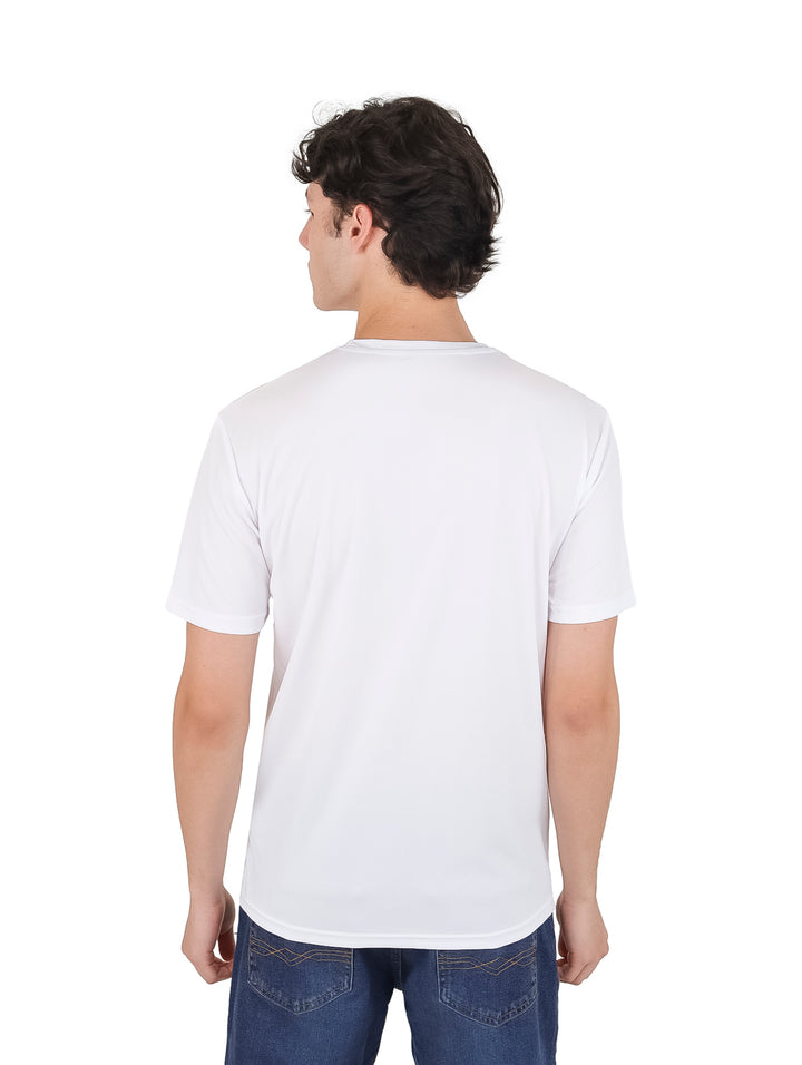 Hombre vistiendo una playera blanca de manga corta y cuello redondo de la marca Vertical Eagle.
