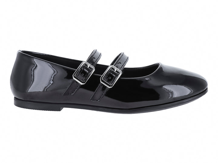 Zapato plano de charol negro con dos hebillas plateadas y punta redonda.