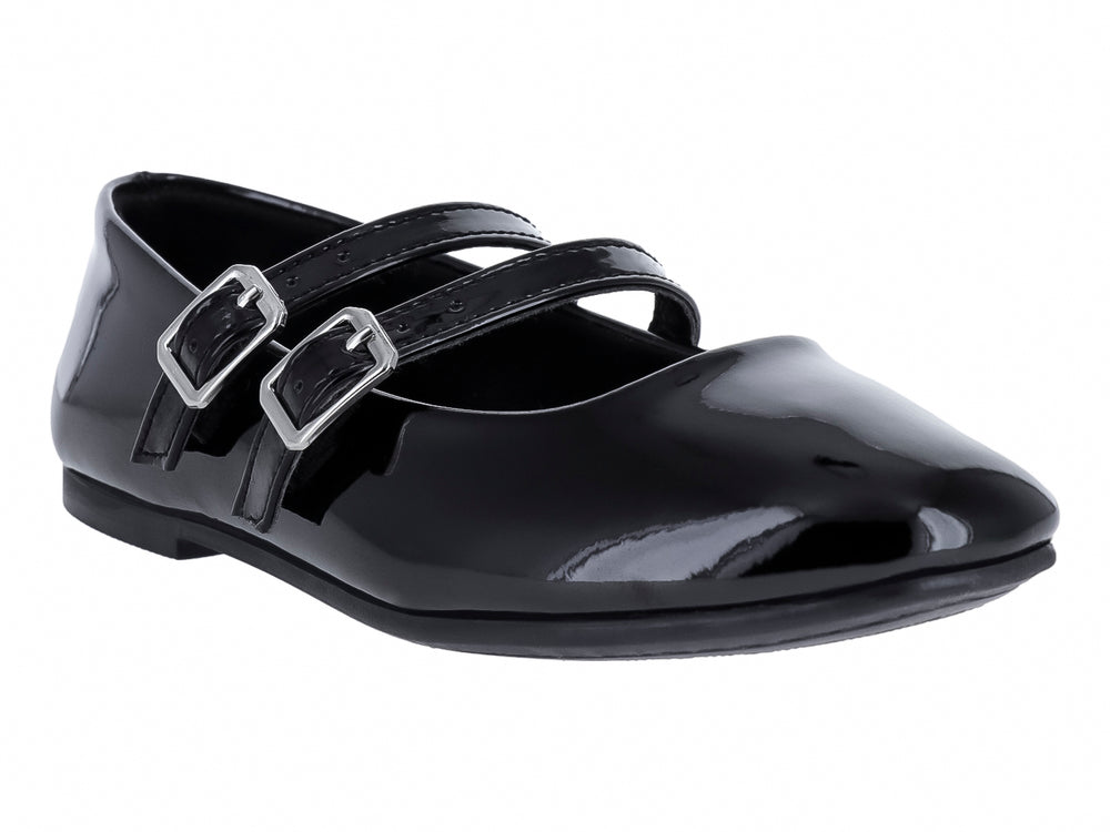 Zapato plano de charol negro con dos hebillas plateadas y punta redonda.