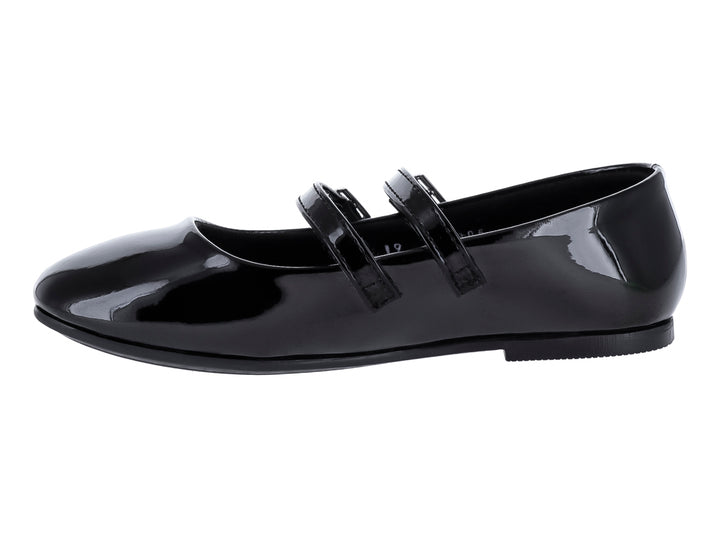 Zapato plano de charol negro con dos hebillas plateadas y punta redonda.