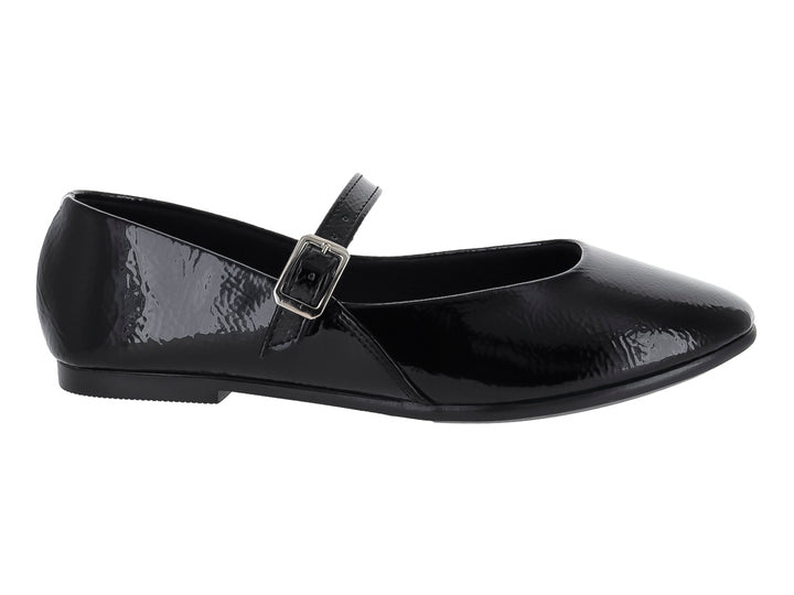 Zapato plano negro de charol con correa y hebilla plateada.