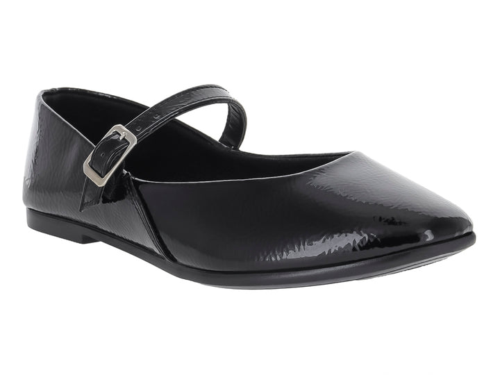 Zapato plano negro de charol con correa y hebilla plateada.