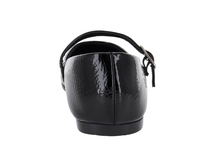 Zapato plano negro de charol con correa y hebilla plateada.