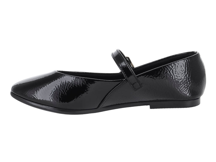 Zapato plano negro de charol con correa y hebilla plateada.