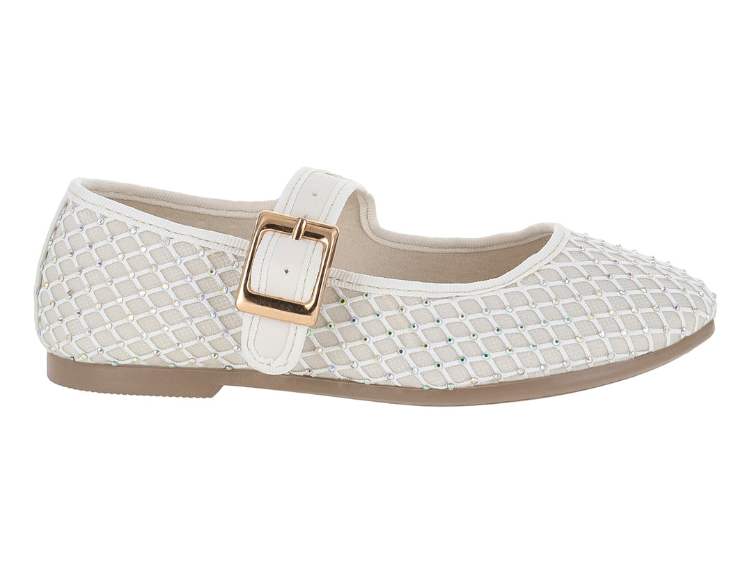 Zapato plano color beige claro con diseño de malla tejida y hebilla dorada.