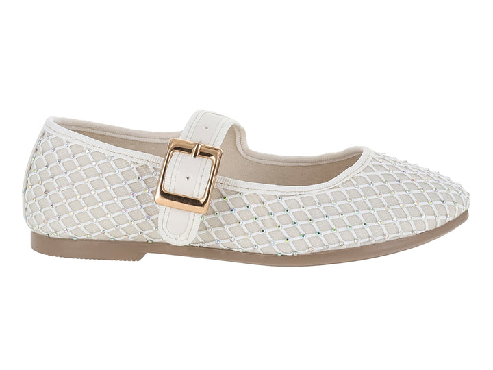 Zapato plano color beige claro con diseño de malla tejida y hebilla dorada.