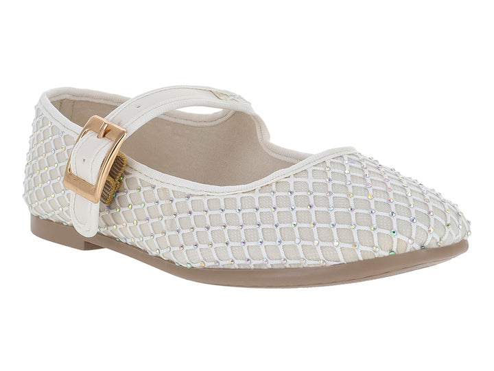 Zapato plano color beige claro con diseño de malla tejida y hebilla dorada.
