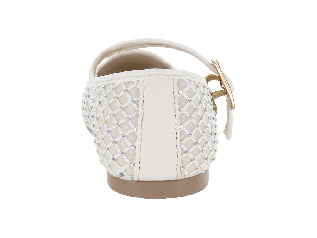 Zapato plano color beige claro con diseño de malla tejida y hebilla dorada.