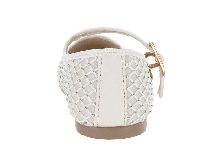 Zapato plano color beige claro con diseño de malla tejida y hebilla dorada.