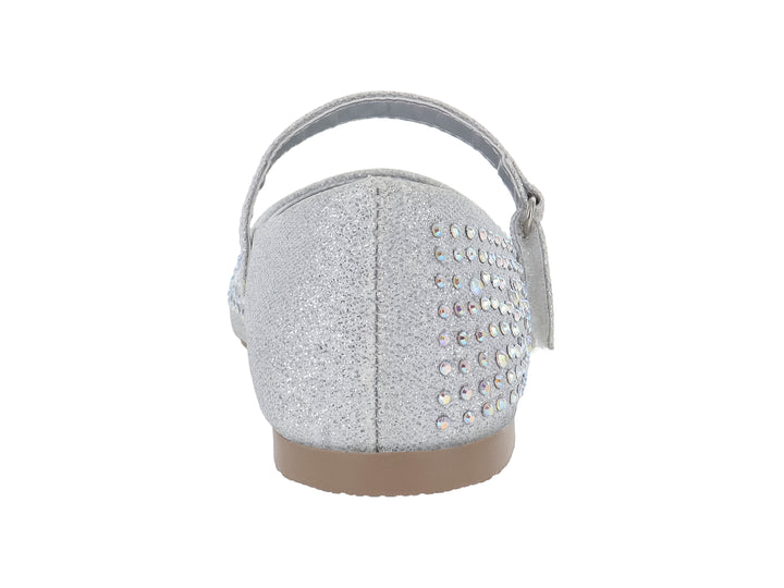 Zapato plano plateado para niña con acabado brillante, pedrería y correa ajustable.