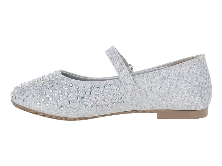 Zapato plano plateado para niña con acabado brillante, pedrería y correa ajustable.
