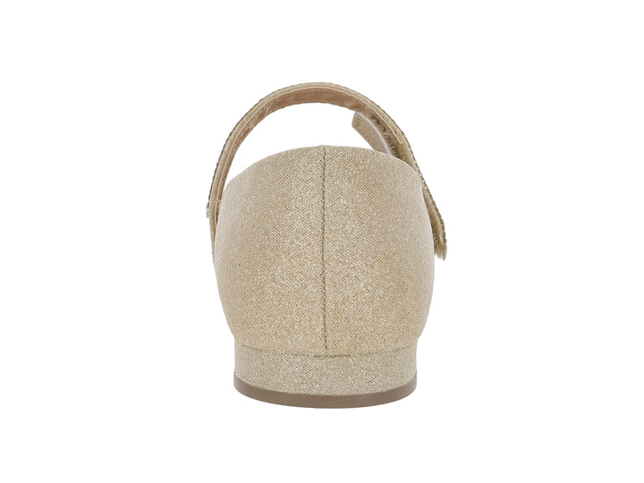 Zapato plano color oro con acabado brillante y correa decorada en el empeine para Niña.
