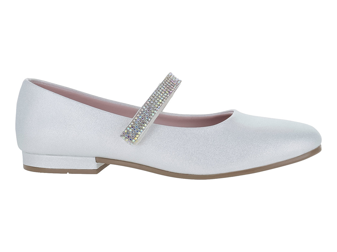 Zapato plano color plata con correa decorada con brillantes.