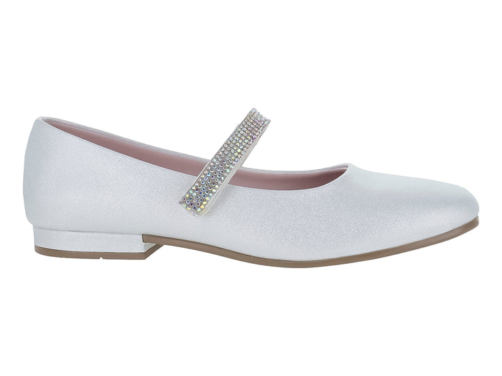 Zapato plano color plata con correa decorada con brillantes.
