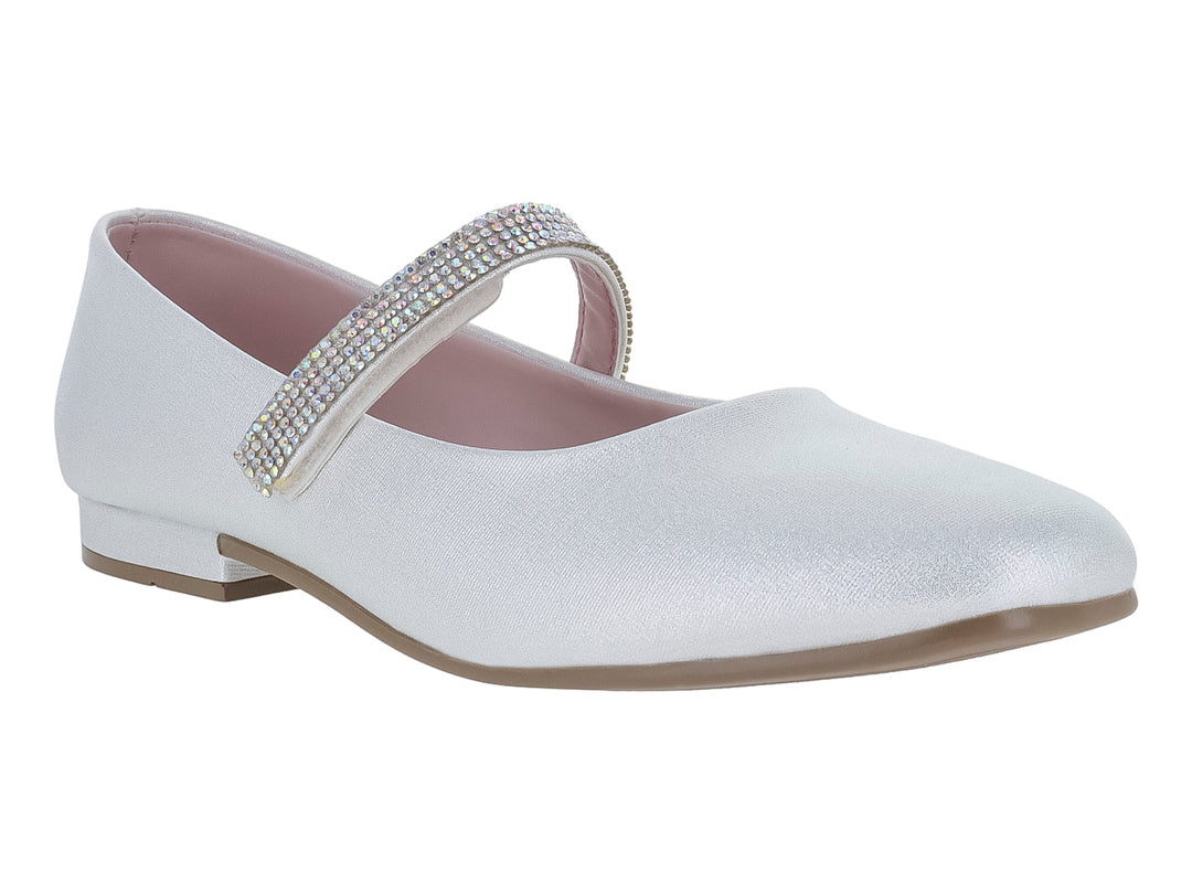 Zapato plano color plata con correa decorada con brillantes.