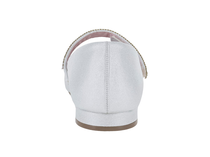 Zapato plano color plata con correa decorada con brillantes.