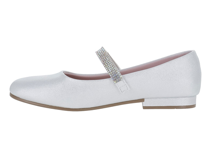 Zapato plano color plata con correa decorada con brillantes.