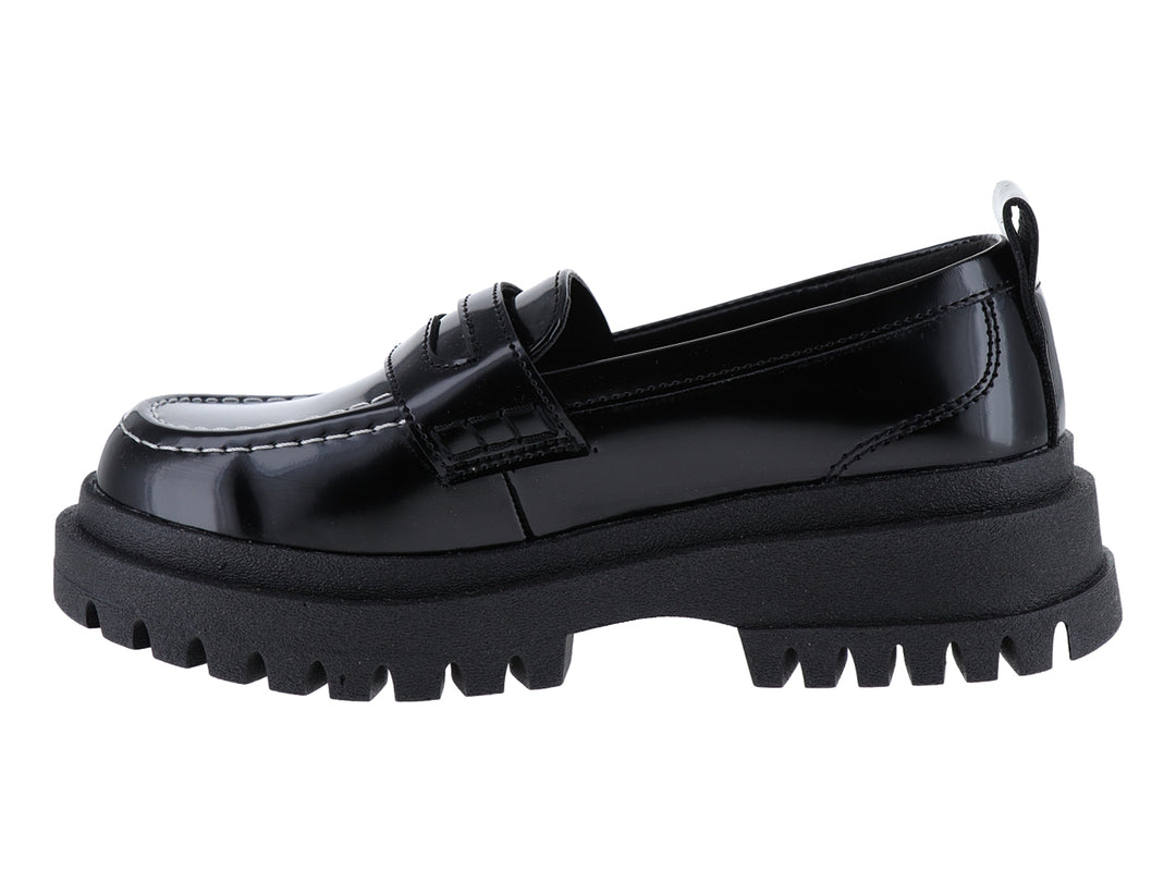 Zapato mocasín infantil color negro con acabado brillante y suela track gruesa.