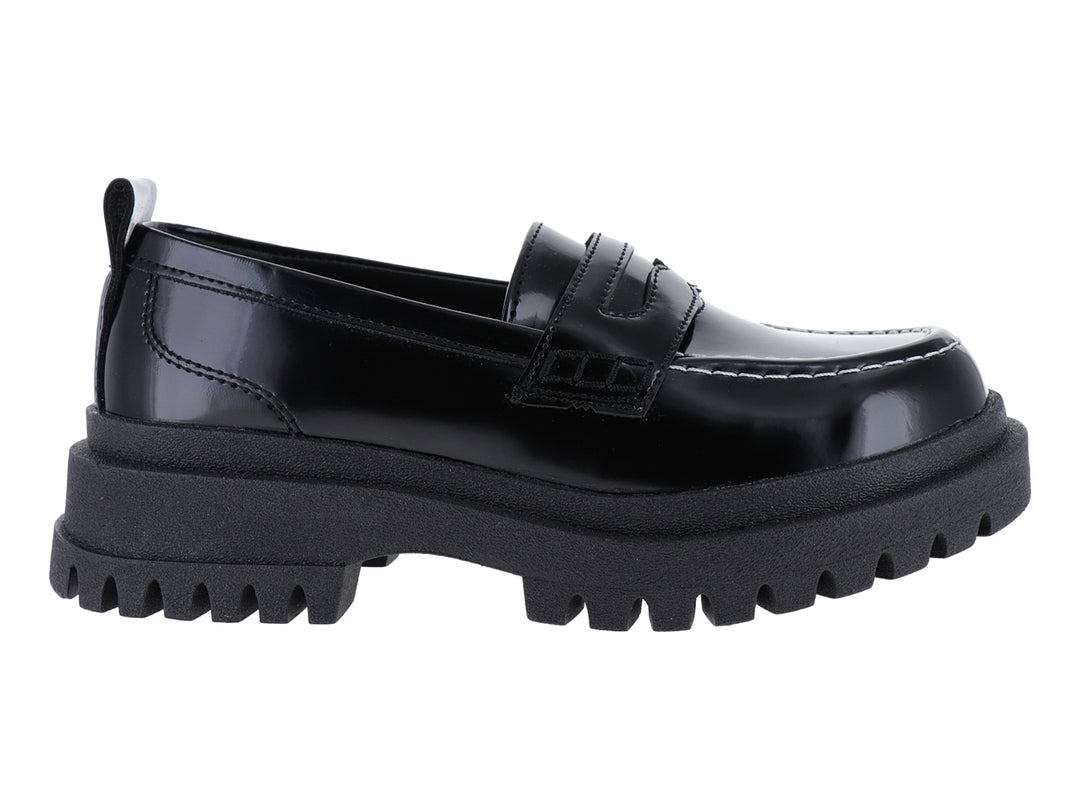 Zapato tipo mocasín negro brillante para niño o niña con suela de plataforma gruesa y dentada.