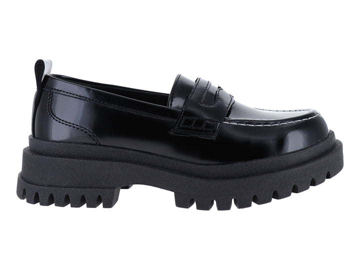 Zapato tipo mocasín negro brillante para niño o niña con suela de plataforma gruesa y dentada.