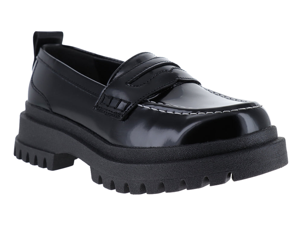 Zapato tipo mocasín negro brillante para niño o niña con suela de plataforma gruesa y dentada.