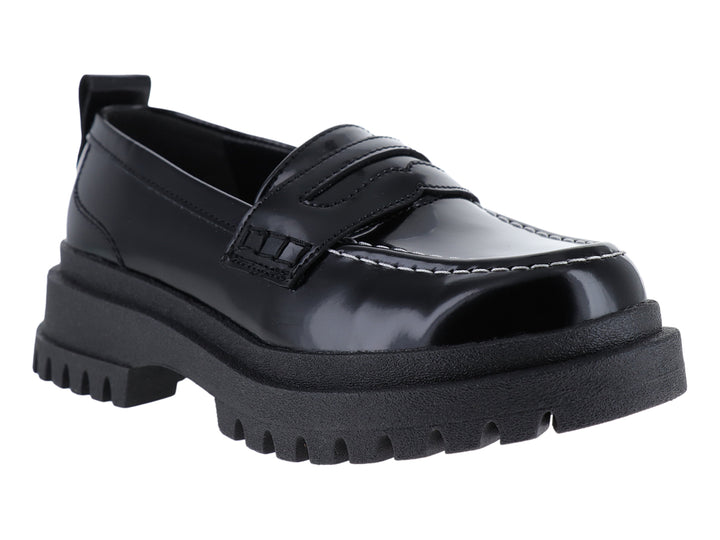 Zapato tipo mocasín negro brillante para niño o niña con suela de plataforma gruesa y dentada.