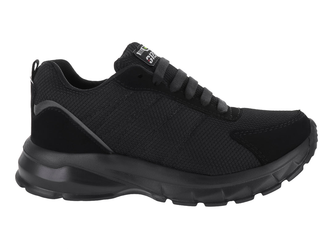 Zapato deportivo GIZER para niño en color negro total con tejido de malla y suela robusta.