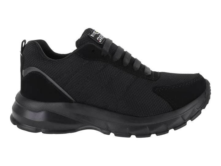 Zapato deportivo GIZER para niño en color negro total con tejido de malla y suela robusta.