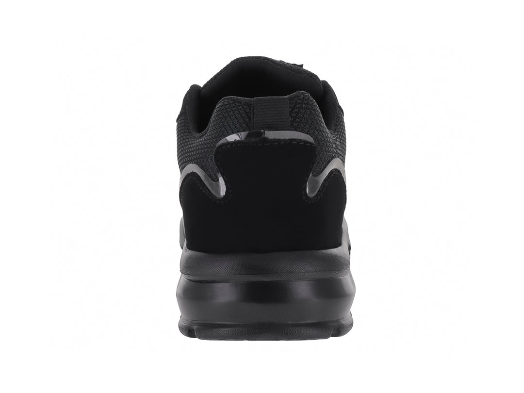 Zapato deportivo GIZER para niño en color negro total con tejido de malla y suela robusta.