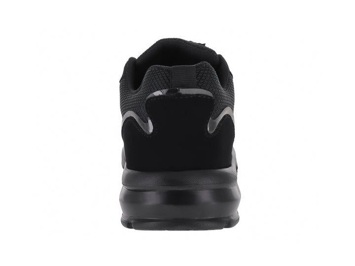 Zapato deportivo GIZER para niño en color negro total con tejido de malla y suela robusta.