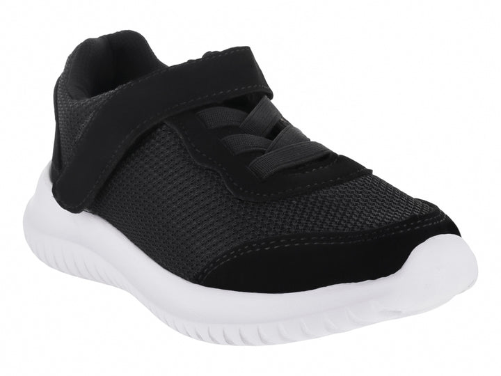 Zapato deportivo infantil color negro con suela blanca y cierre de velcro.