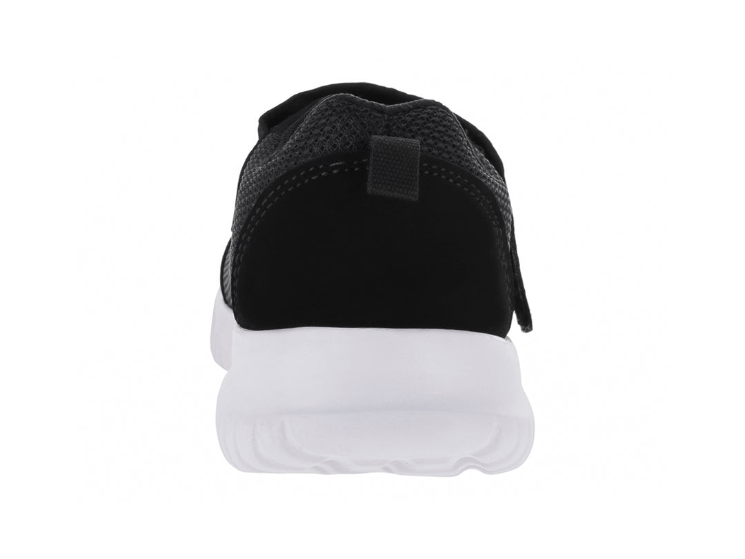 Zapato deportivo infantil color negro con suela blanca y cierre de velcro.
