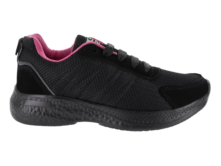 Zapato deportivo infantil marca Gizer en color negro con detalles en fucsia y suela negra.