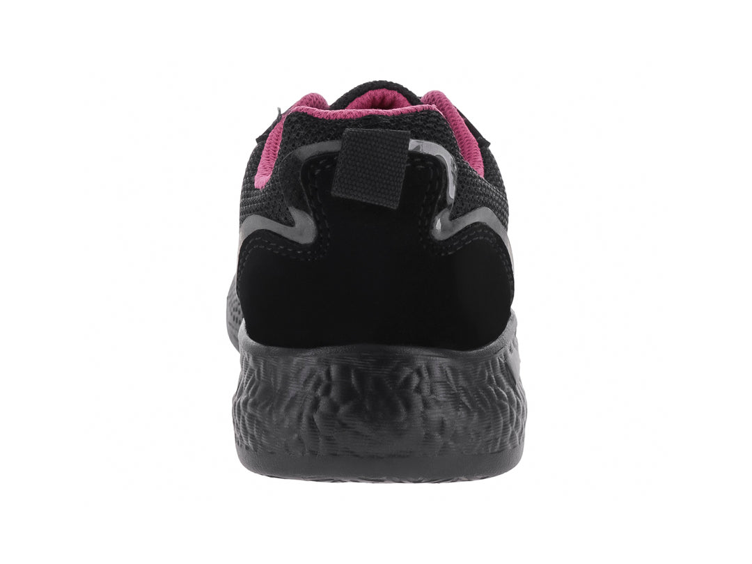 Zapato deportivo infantil marca Gizer en color negro con detalles en fucsia y suela negra.