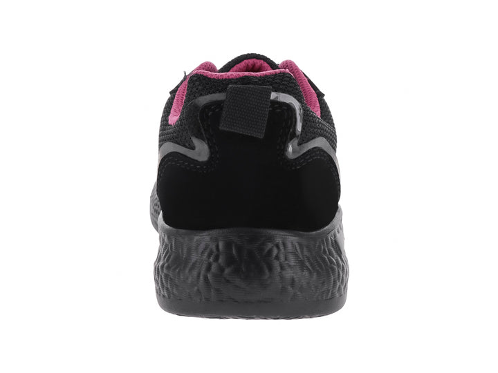 Zapato deportivo infantil marca Gizer en color negro con detalles en fucsia y suela negra.