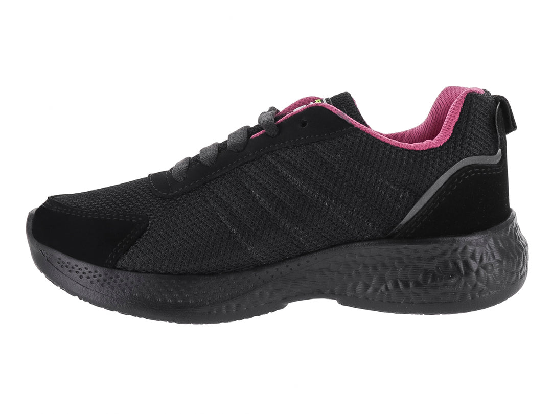 Zapato deportivo infantil marca Gizer en color negro con detalles en fucsia y suela negra.