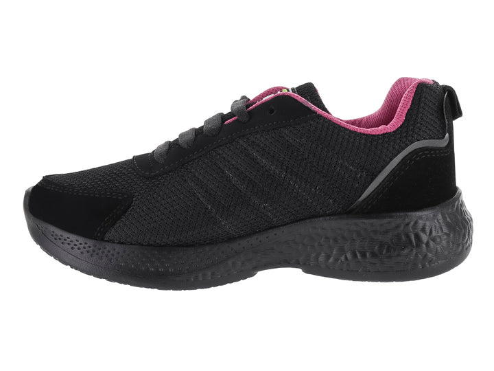 Zapato deportivo infantil marca Gizer en color negro con detalles en fucsia y suela negra.