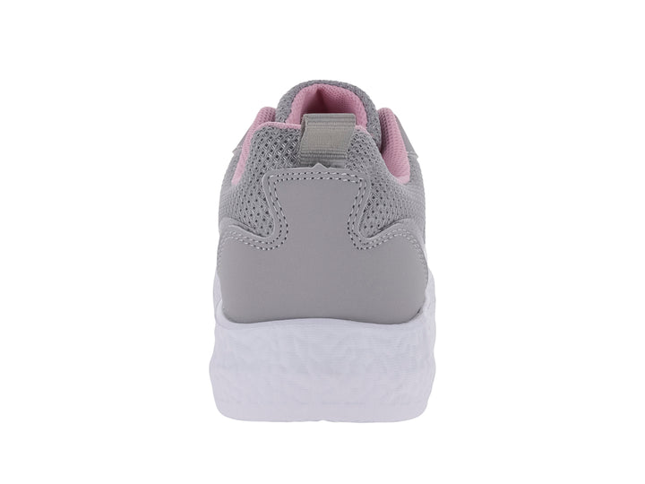 Tenis deportivos para niña en color gris con detalles en rosa y suela blanca.