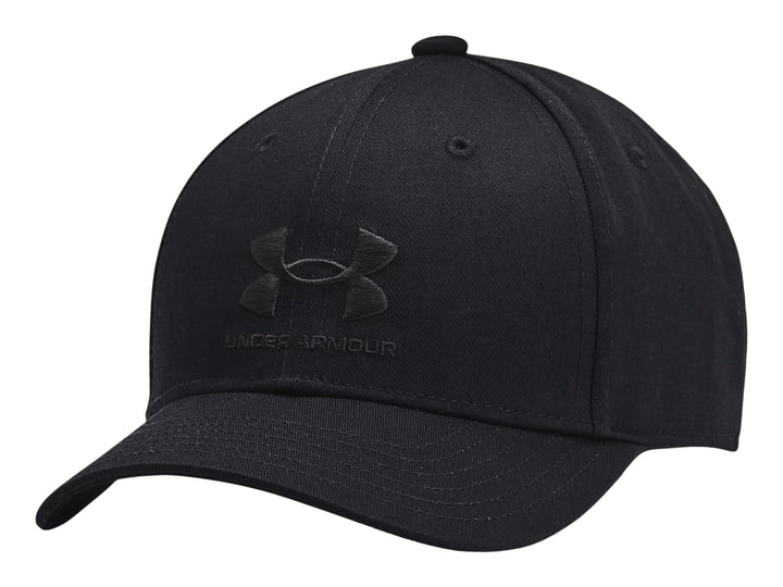 Gorra deportiva Under Armour de color negro con logotipo bordado en el frente y visera curva.